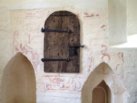 Nische mit mittelalterlicher Putzmalerei an der Ostwand im Altarraum